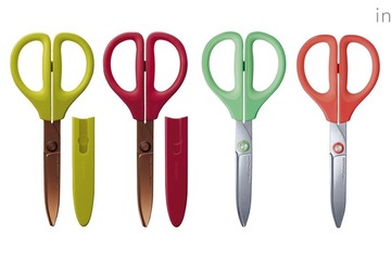 クリスマスカラーの文具でプレゼントをラッピング 画像