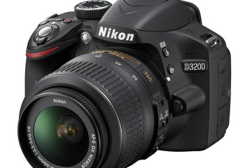 ニコン、モバイル端末に無線で写真転送できるデジタル一眼「D3200」 画像