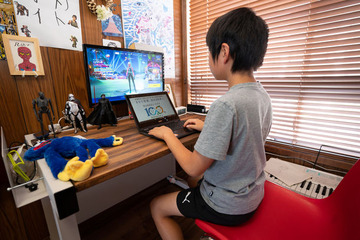 正しい姿勢で使える子供向け「多機能フレームデスク」発売 画像