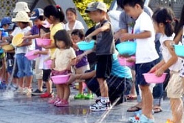 「打ち水」を通して環境とエコ行動を考えるイベン卜開催…ベネッセ 画像