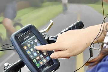 自転車に固定できる防水スマホケース、ケースに入れたまま操作も可能 画像