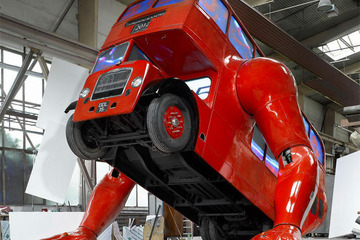 【ロンドン五輪】ロンドンバスが腕立て伏せ…チェコ選手団を応援 画像