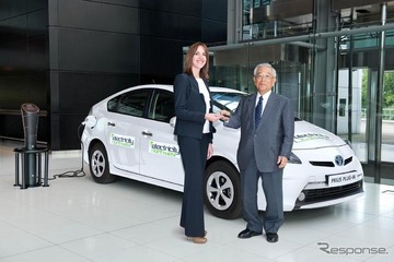 プリウスPHVが英国上陸、豊田章一郎名誉会長が納車 画像