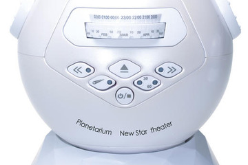ホームプラネタリウムで室内に星空を、スピーカー内蔵でスマホの音楽再生も可能 画像