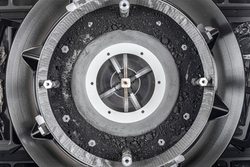 NASA、やっと蓋が開いたOSIRIS-RExカプセル内の小惑星サンプルの画像公開 画像