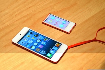 Apple特別イベント、iPod touchに5色のバリエーションとストラップ 画像