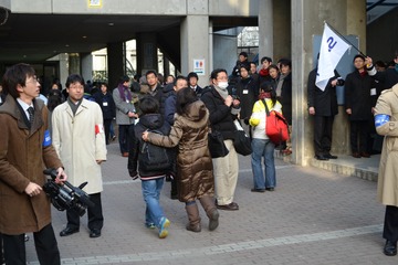 【中学受験2013】開成受験生、保護者や塾関係者に見送られ9時より受験スタート 画像