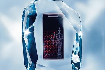 ドコモ、バカラとのコラボ携帯を限定5,000台で発売 画像