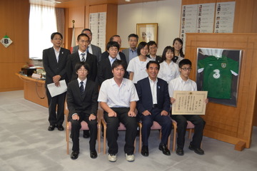 科学技術研究の国際大会で活躍した高校生が文部大臣を表敬訪問 画像