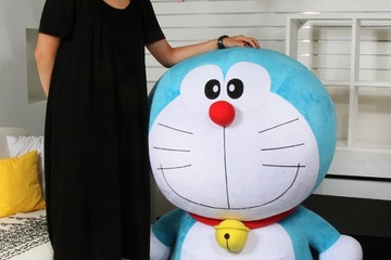 ほぼ原寸大のドラえもんぬいぐるみ登場、お座りポーズで高さ約110cm 画像