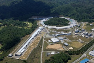 アインシュタイン舌出しポーズで500円引き、理研の巨大顕微鏡見学バスツアー 画像