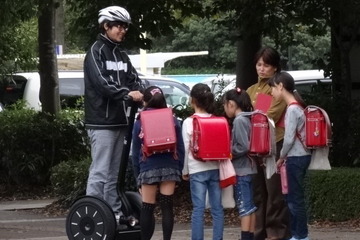 大学生がセグウェイで小学校児童の安全な下校を支援、筑波学院大学 画像
