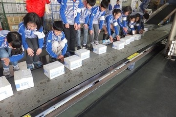小学生対象の1日職業体験、佐川急便で荷物の配達実習など 画像