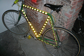 ライトを当てると鮮やかな蛍光色に、夜間走行の自転車を守る反射テープ 画像