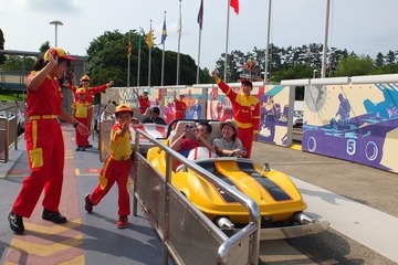 夏休みの東京ディズニーランドで小学生がキャスト体験 画像