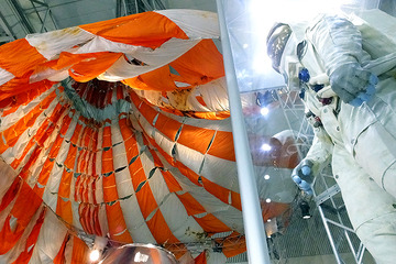 【宇宙博2014】アポロ17号太平洋上帰還時のパラシュートや訓練シュミレーター 画像