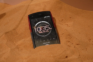 KDDI、防水・防塵対応のAndroidスマホ7/25発売 画像