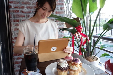 カフェ・バーに用意されたiPadで旅行の相談、20～40代の女性がターゲット 画像