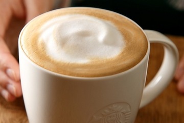 スターバックスラテの全面リニューアル、芳醇な風味とさらっとした後味に 画像