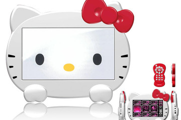 キティちゃんが行き先案内…地デジ内蔵7inカーナビ 画像