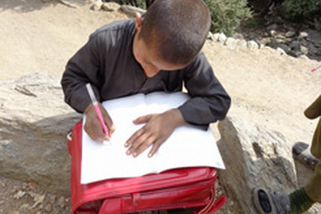 クラレ、アフガニスタンの子どもたちに贈る使用済みランドセルを募集開始 画像