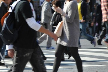 「歩きスマホ」10代女性の7割が常習化、TCA調べ 画像