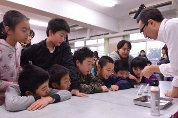 ライオン、全国の小学校対象に出張実験授業を開始…ナノレベルで油汚れを分解 画像