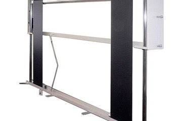 黒板やホワイトボードの高さを自由に変える装置、教育市場に導入 画像