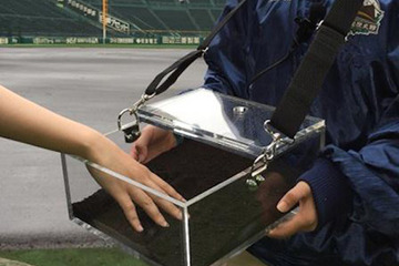 甲子園で「土にさわる」「校歌を歌う」体験新コースを発売 画像