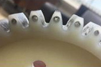 岐阜大、炭素繊維織物で強化した樹脂製歯車を共同開発 画像