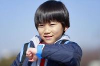 日本初、KDDIが通話できる子ども用腕時計「mamorino Watch」発売 画像