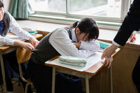 睡眠時間が足りない小中学生54％、原因は勉強や動画視聴