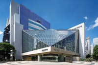 舞台裏を見学できる「劇場ツアー」東京芸術劇場4-5月