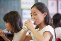 給食の牛乳、お茶に変えたい58.1%…好きなメニュー1位は
