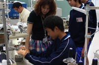 兵庫県教委主催の体験活動週間で、ワールドが地元中学生と衣装作り 画像