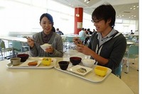 大学食堂で「100円朝食」を提供し、学生に好評 画像