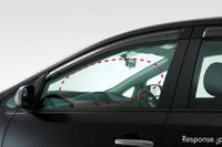 車内の温度上昇を防ぎ赤外線カット、フロントガラスにも貼れる遮熱フィルムDIYキット 画像