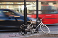 自転車走行中のスマホ操作、ヘッドホン利用は条例で禁止も 画像