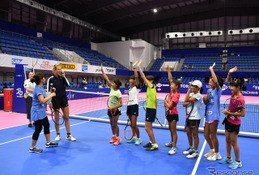 プロテニス選手が子どもたちに直接レッスン…ポルシェのスポーツ支援