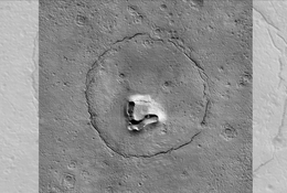 NASA、まるでクマの顔…火星に奇妙な地形を発見