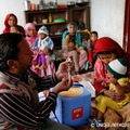 人里離れた村の子どもたちも予防接種を受けられるよう、保健員を派遣。はしかの予防接種を受けにきた親子たち。（パキスタン）