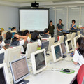パソコンルームを使っての授業。この日は19人の生徒が授業に臨んだ