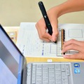 デジタルペンにはセンサーが内蔵されており、対応用紙に文字を書いてデジタル化できる