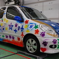 子どもたちが塗装した自動車。ベースは北陸新幹線をモチーフにしている。