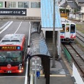 盛駅に乗り入れている鉄道3路線のうち、JR東日本の大船渡線は震災の影響で運休中。線路敷をバス専用道に改築して代行バスを走らせている。