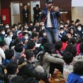 バイオリニストを招いた小学校。子どもの関心を呼び起こすアイデアが期待されている