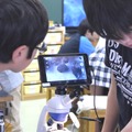 デジタル顕微鏡で観察する生徒たち