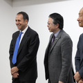 ラリー・クーパーマン教授（左）、Asuka Academy福原美三理事長（中）、Asuka Academy岸田徹副理事長（右）