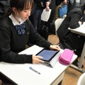 iPadを用い授業を受ける本科の高校1年生