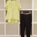 春のオフィススタイルに“おとなきちんと”なスタイリングを。ペプラムシャツ（1万9,000円）、パンツ（2万9,000円）